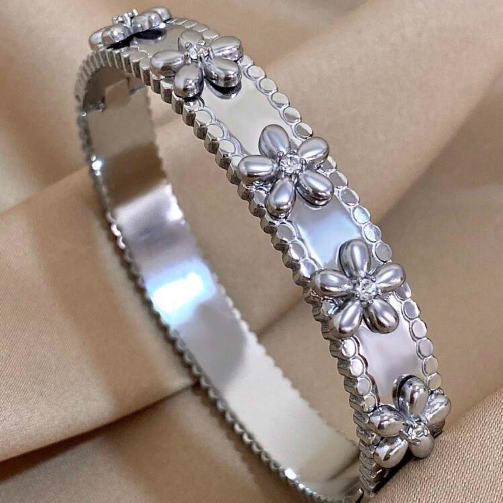 Timeless Diamond Flower Bangle – Stainless Steel Vintage Design